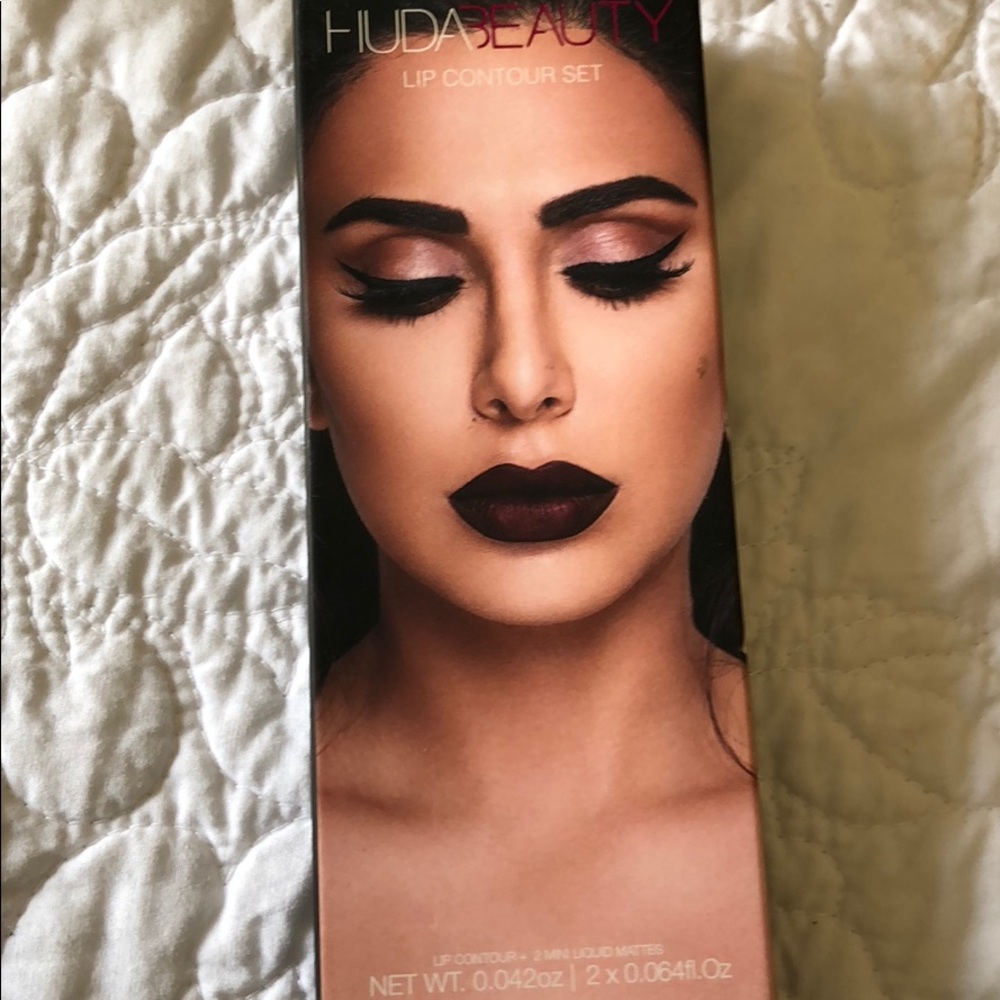 Contour lip set